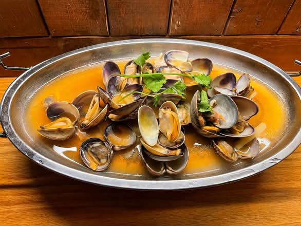 Steamed Clams 黄酒蛤蜊